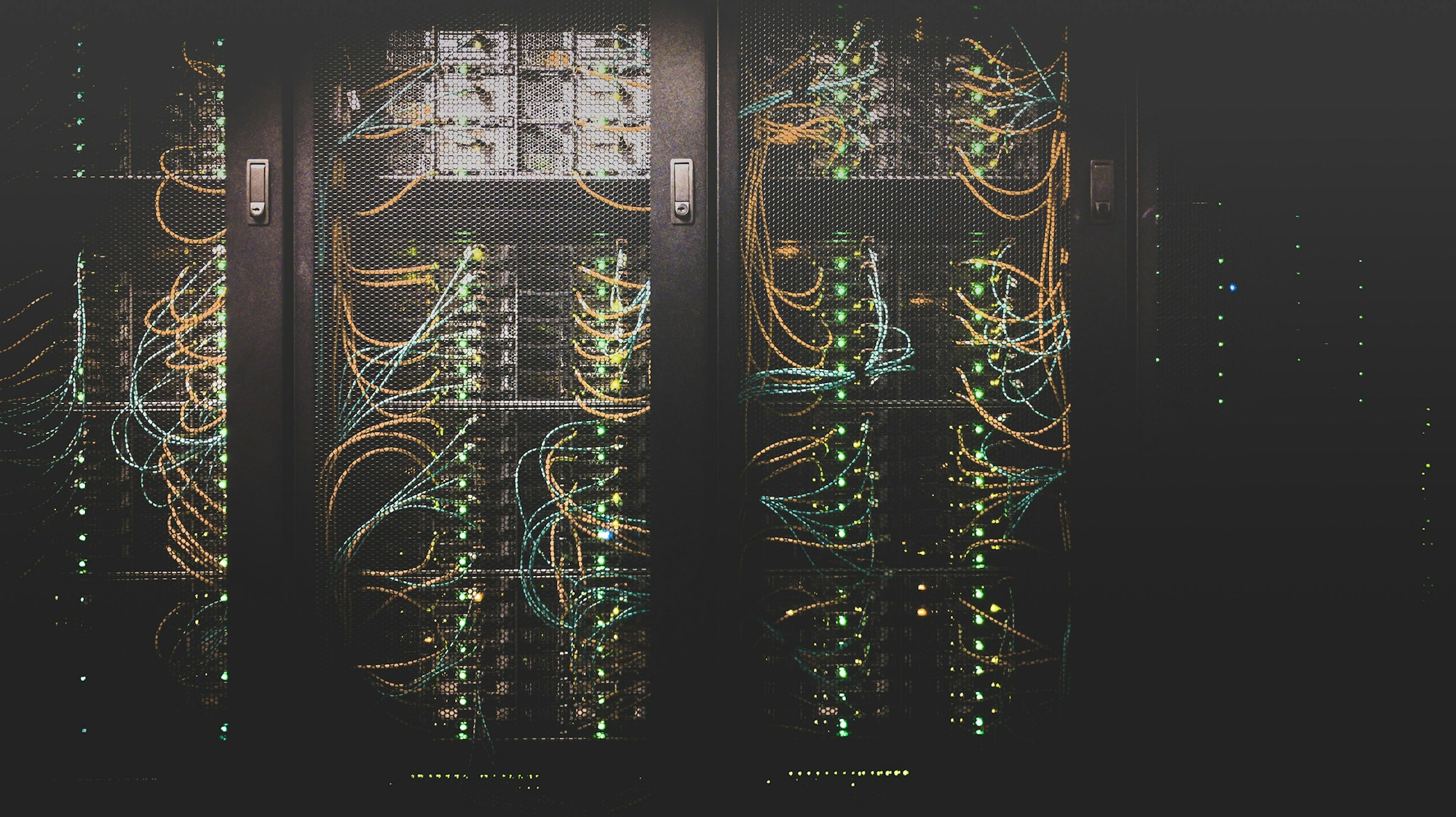 Corridoio di un data center con rack di server