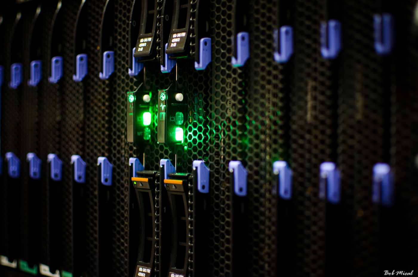 Dettaglio di server con indicatori luminosi verdi e componenti blu